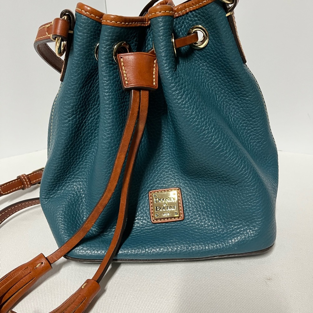 Like New Dooney and Bourke Kendall Crossbody purse